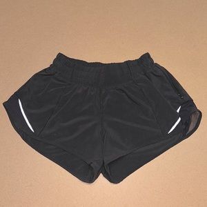 size 4 black lululemon hotty hot 2.5” lined shorts